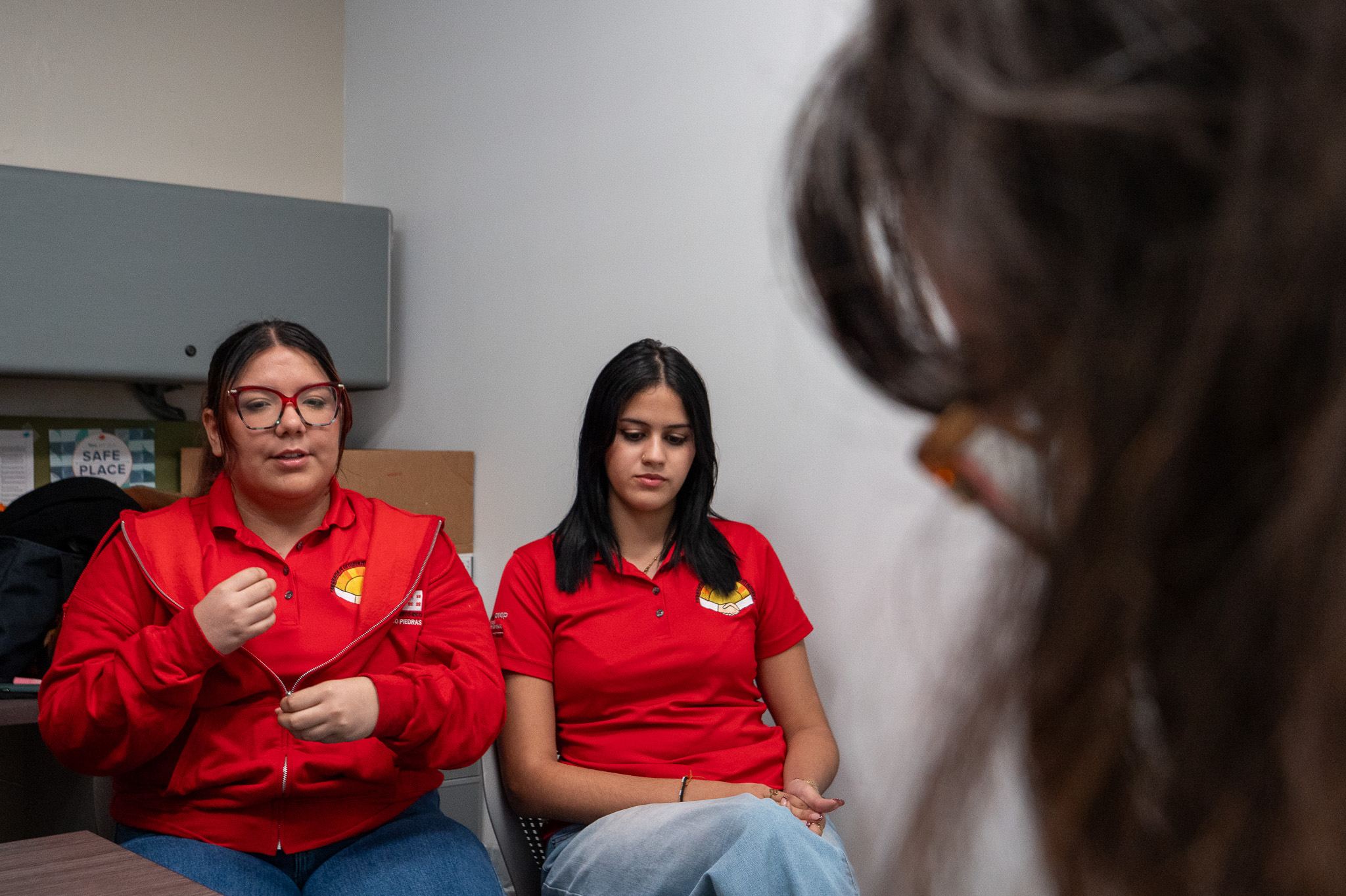 Daniela García González y Emilie Torres Hernández –de izquierda a derecha– son estudiantes orientadoras facilitadoras.