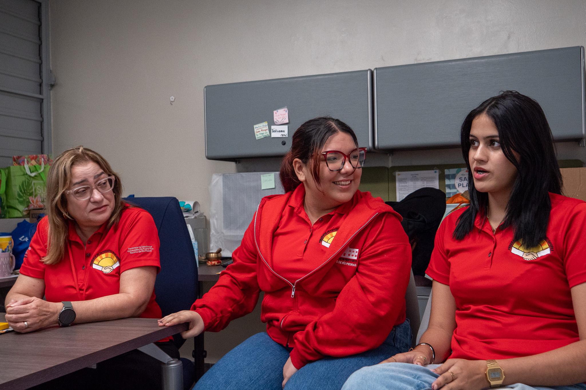 La doctora Arelis M. Ortiz López, consejera profesional, es la directora del Programa de Estudiantes Orientadores del recinto junto a las estudiantes facilitadoras Daniela García González y Emilie Torres Hernández.