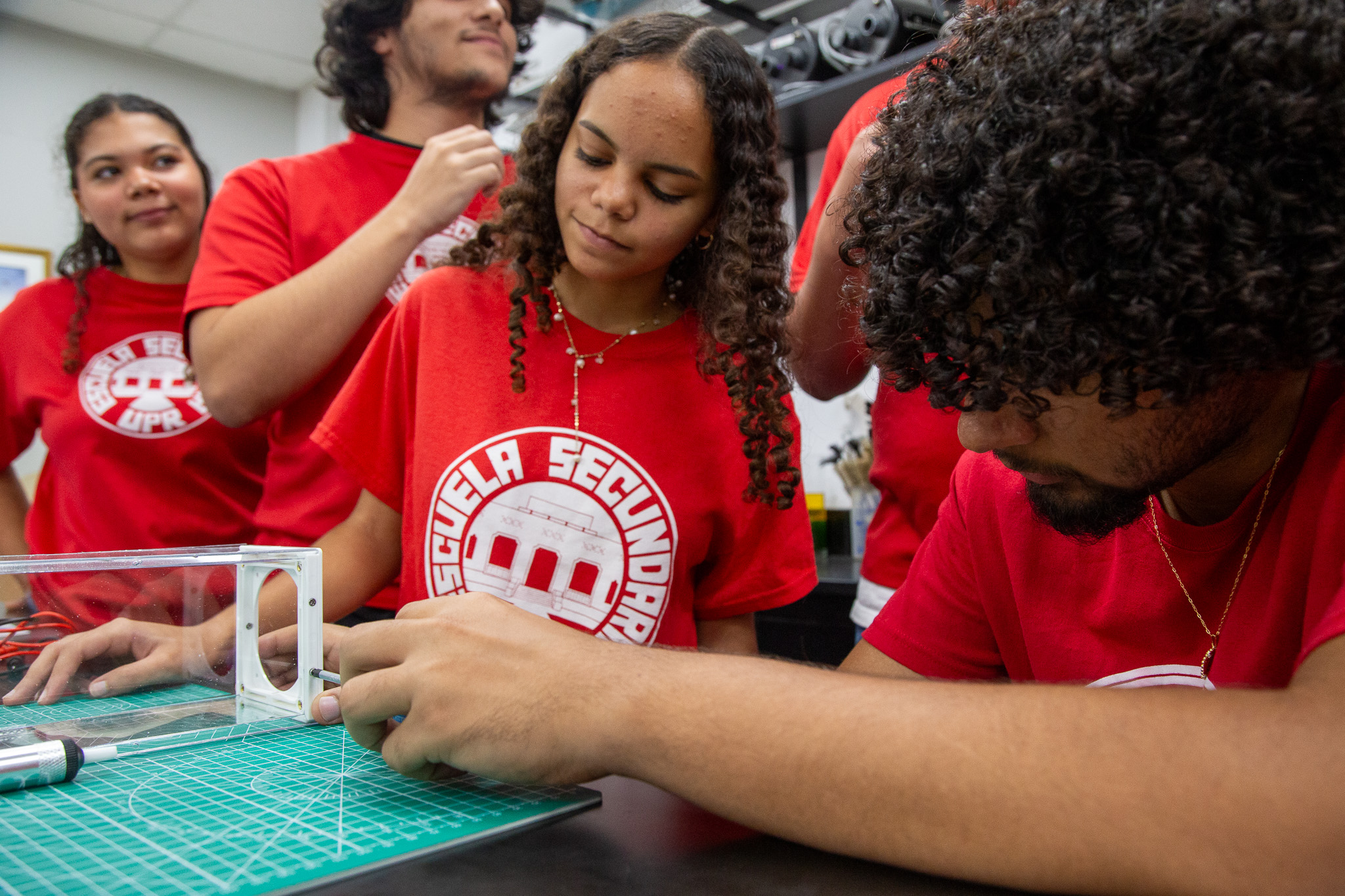 Estudiantes de la UHS trabajando en el proyecto junto a su profesora