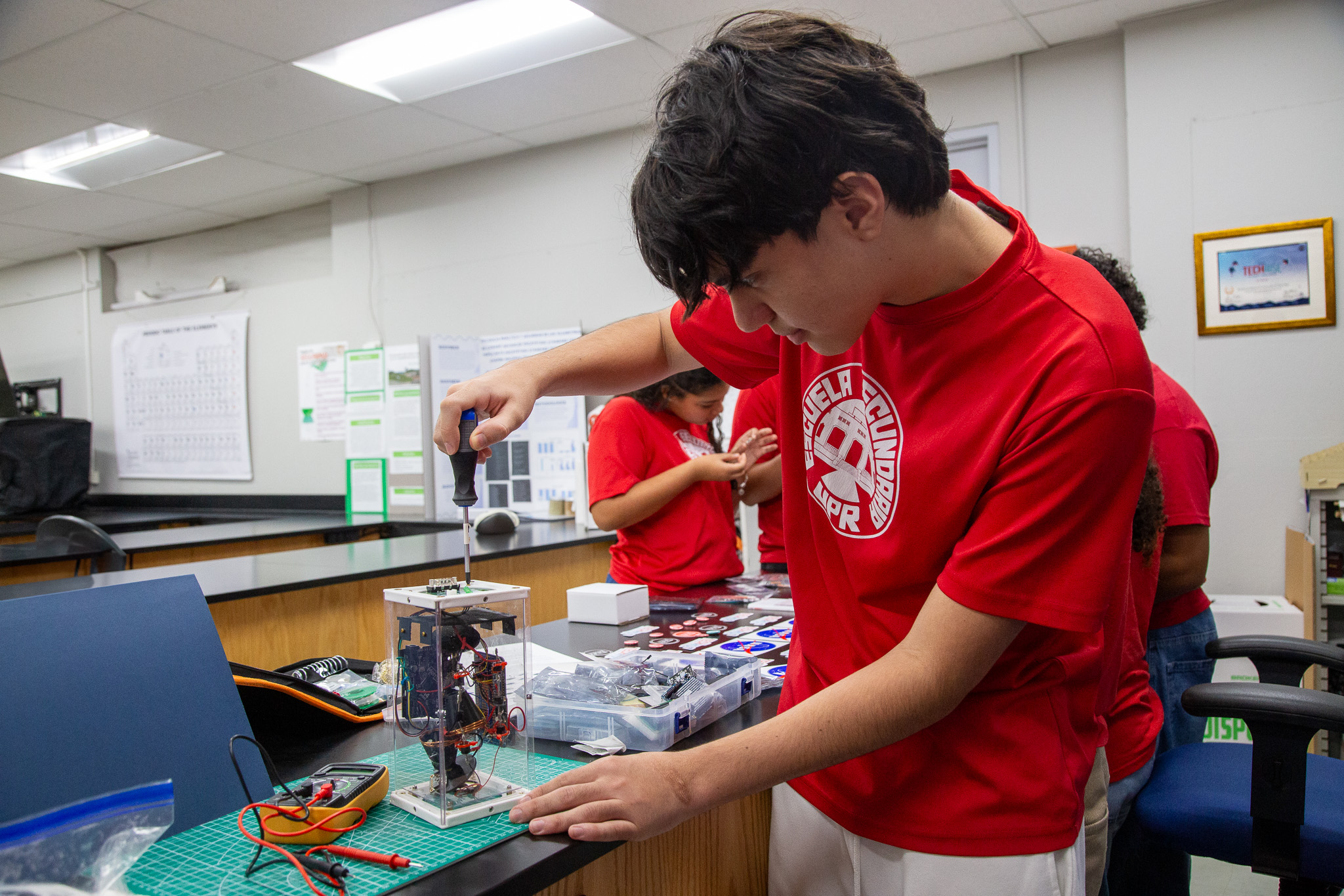 Estudiantes de la UHS trabajando en el proyecto junto a su profesora