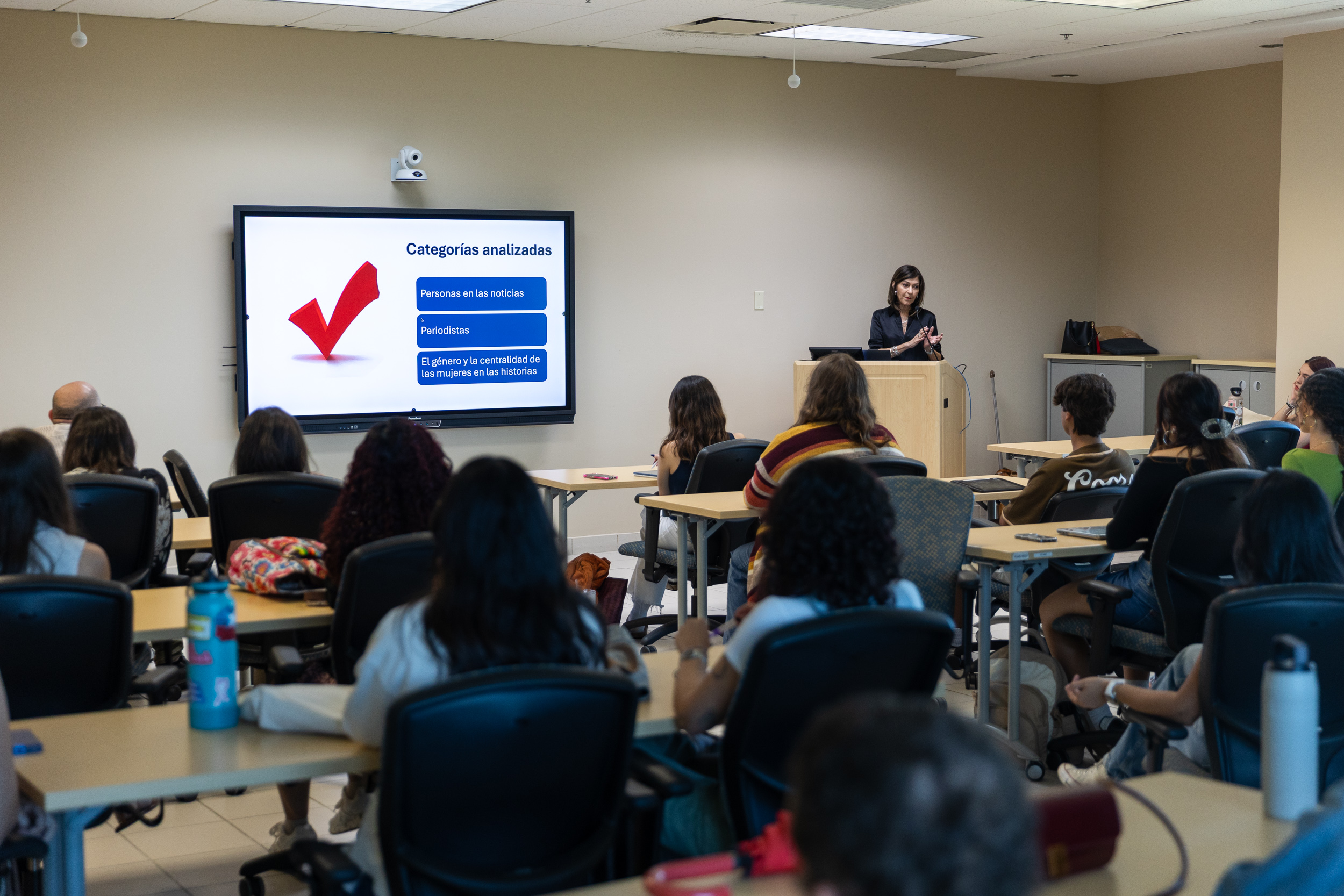 La doctora Lourdes Lugo Ortiz presentando los resultados del Informe de Puerto Rico del Proyecto de Monitoreo Global de Medios 2025