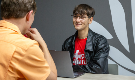 Estudiantes de la Facultad de Administración de Empresas ofrecen asistencia para la radicación de planillas estatales 2025