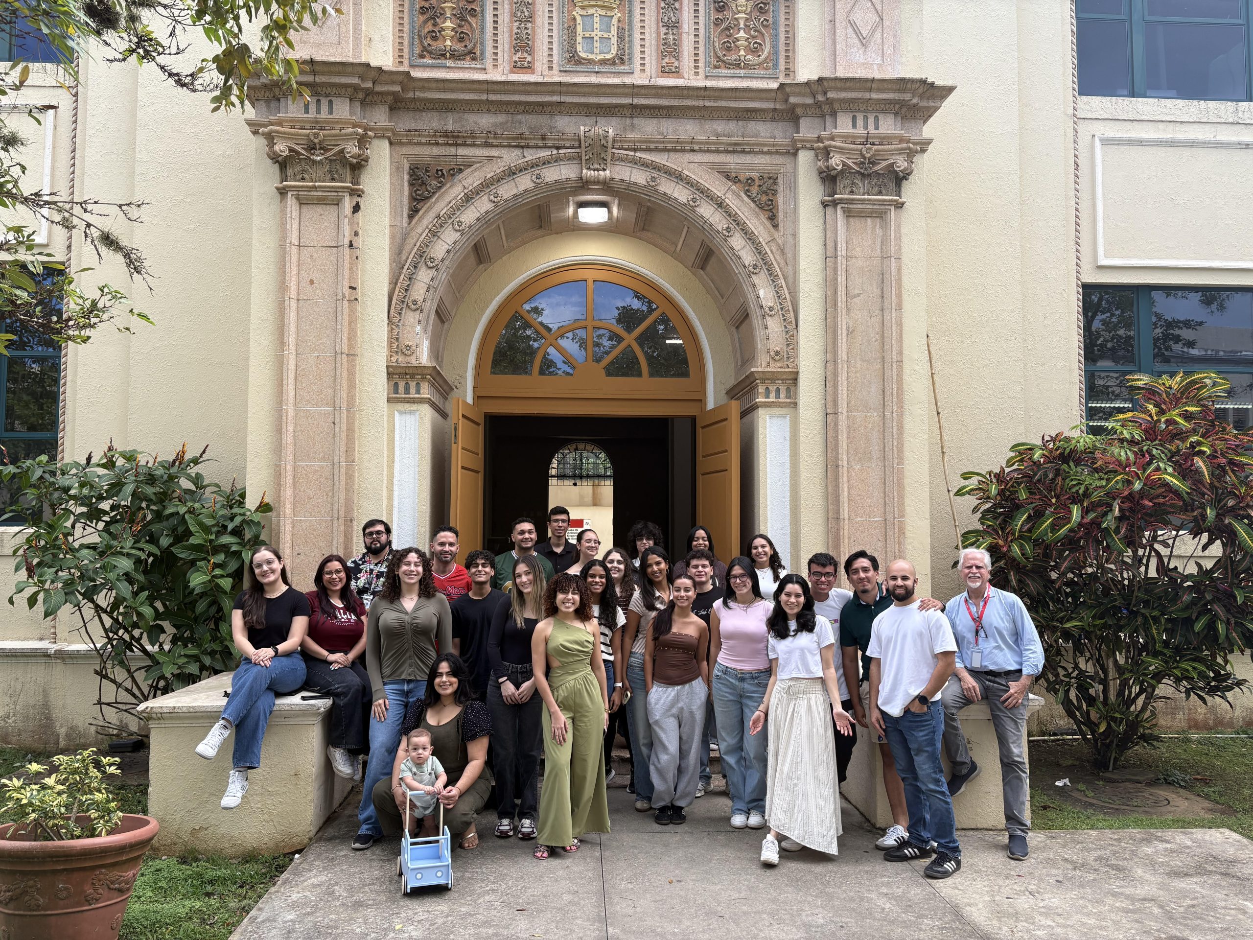 Estudiantes subgraduados y graduados del laboratorio del Dr. García Arrarás participan en proyectos de investigación sobre regeneración, en un entorno de mentoría colaborativa.