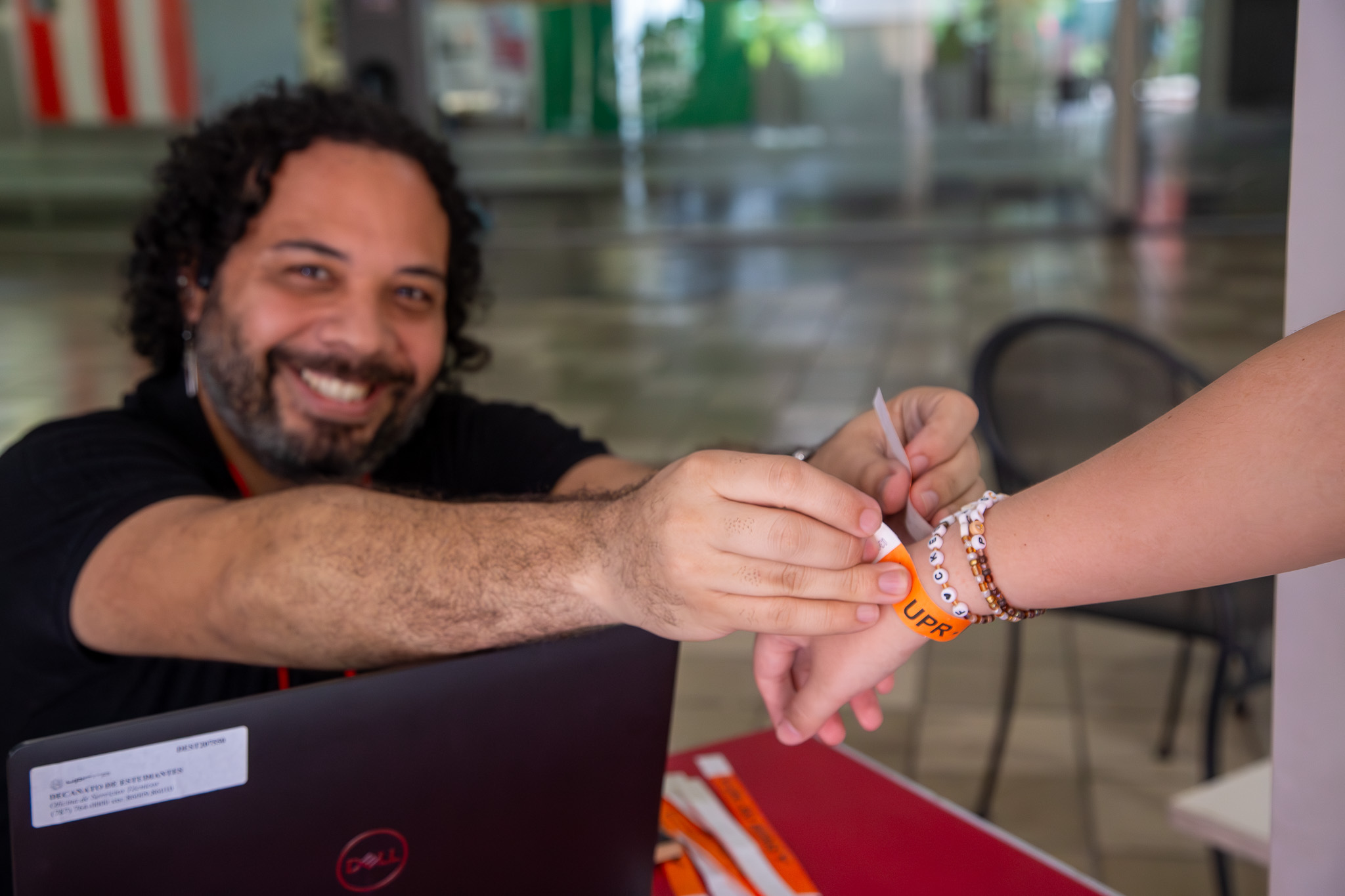 Estudiantes de la UPR-Río Piedras tuvieron la oportunidad de interactuar con reclutadores de más de 50 empresas y organizaciones, explorando oportunidades profesionales en áreas como finanzas, educación y tecnología.