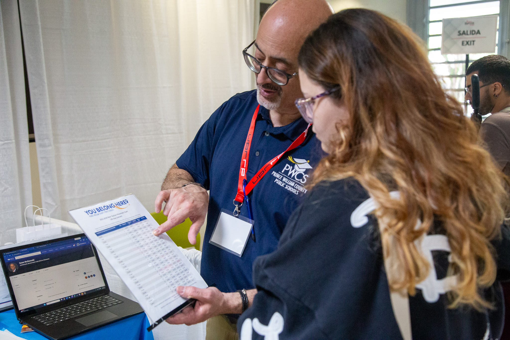 Representantes de Prince William County Public Schools orientan a estudiantes sobre oportunidades en el campo de la educación, destacando la demanda de maestros bilingües y los incentivos disponibles para obtener certificaciones docentes en Estados Unidos.