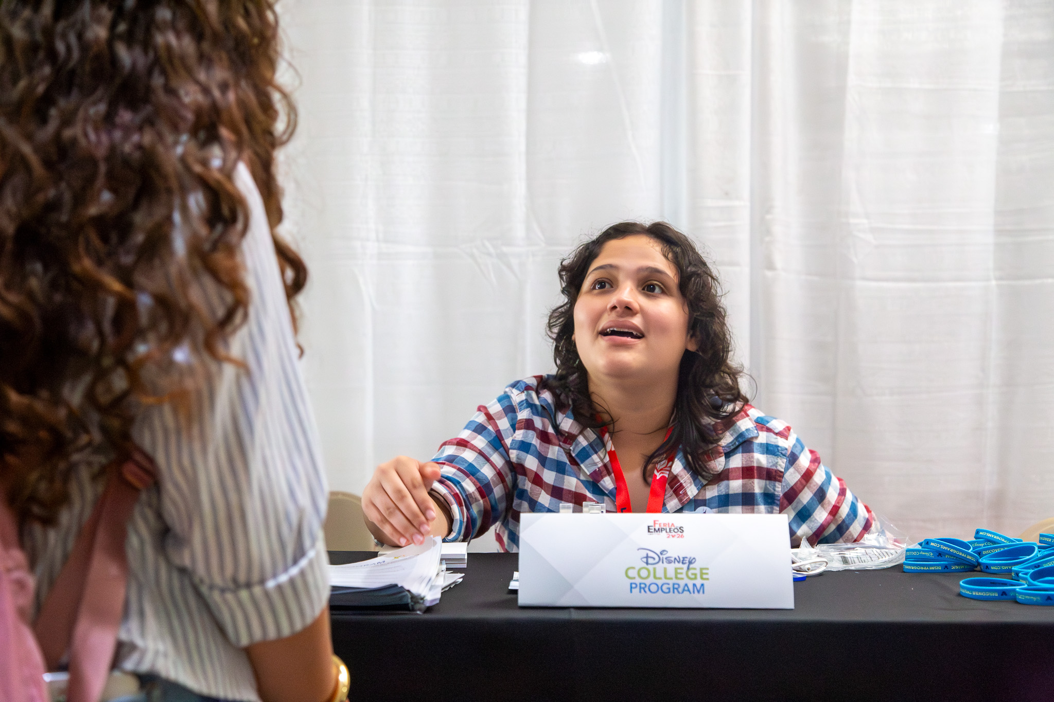 Representantes del Disney College Program orientan a estudiantes durante la Feria de Empleo 2026 de la UPR-Río Piedras, destacando oportunidades de internado y desarrollo profesional en una de las compañías de entretenimiento más reconocidas a nivel mundial.