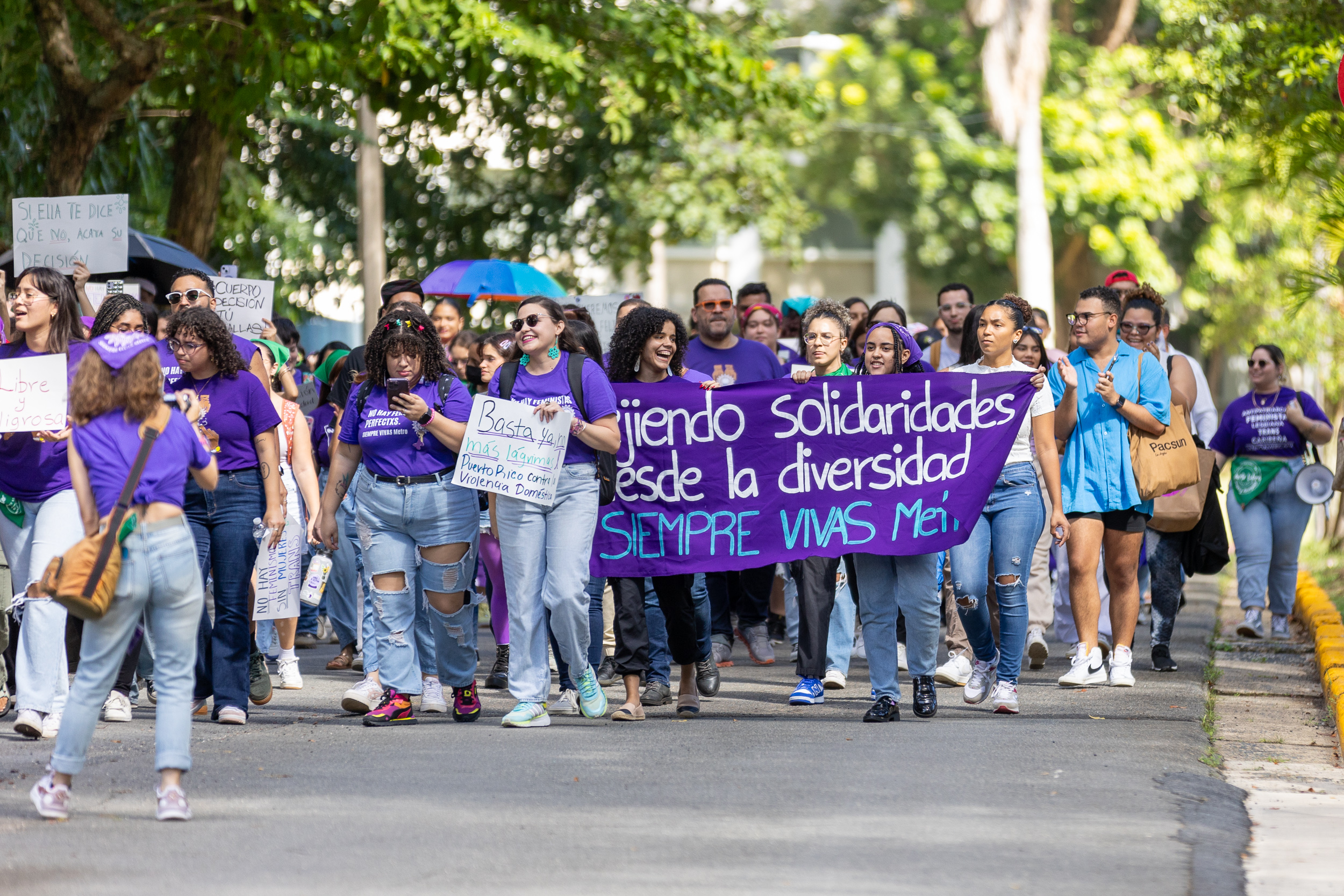 Marcha organizada por el equipo de SIEMPRE VIVAS Metro. La mayoría de los participantes usan “t-shirts” violetas y, en algunos casos, cargan “banners”