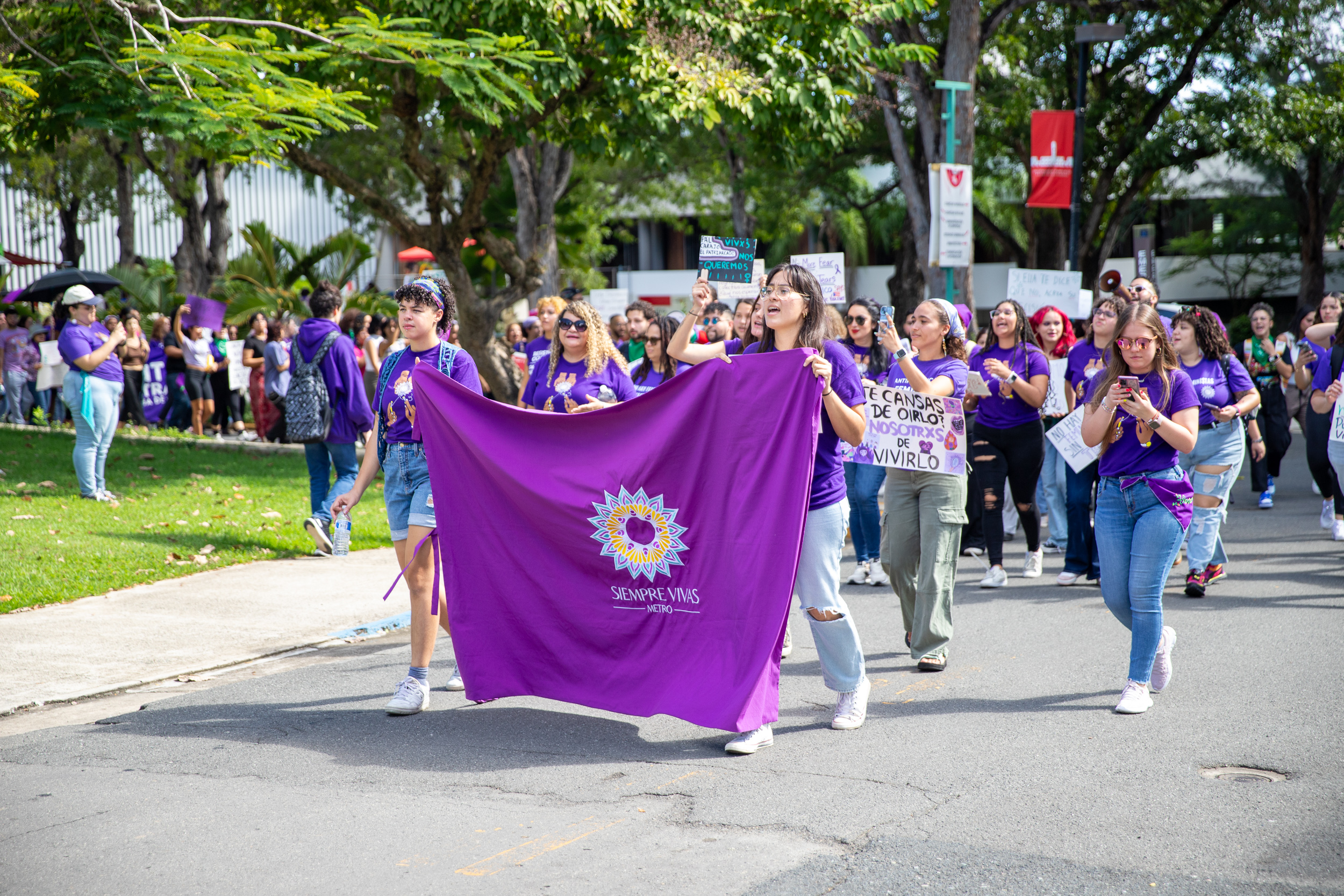 Marcha organizada por el equipo de SIEMPRE VIVAS Metro. La mayoría de los participantes usan “t-shirts” violetas y, en algunos casos, cargan “banners”