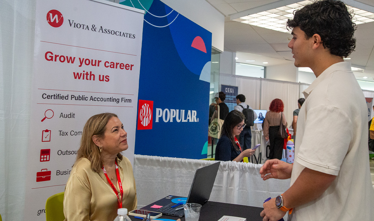 Feria de Empleo UPRRP 2026 conecta a estudiantes con más de 50 patronos locales e internacionales