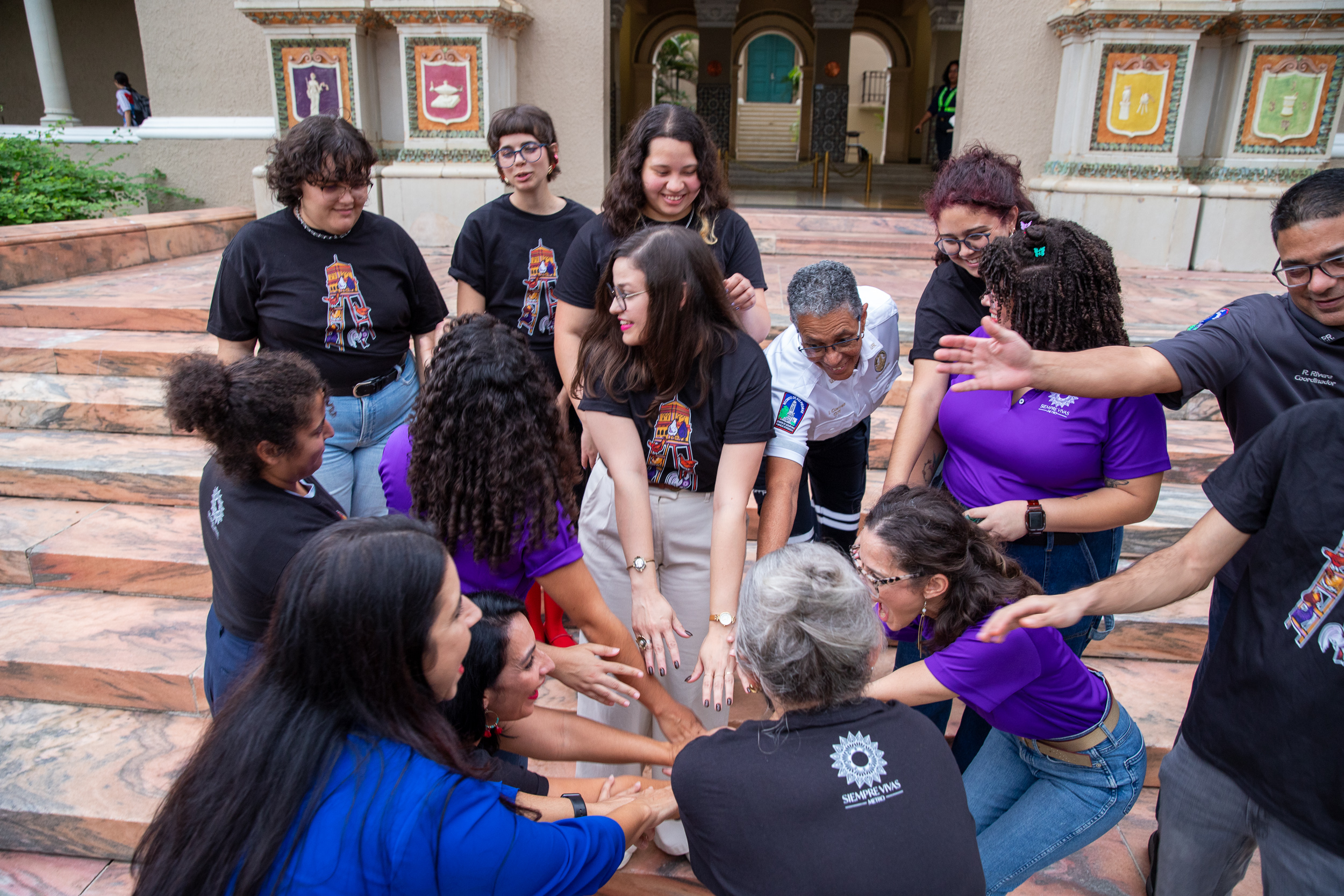 El equipo de SIEMPRE VIVAS Metro frente a la torre del Recinto de Río Piedras, Universidad de Puerto Rico.