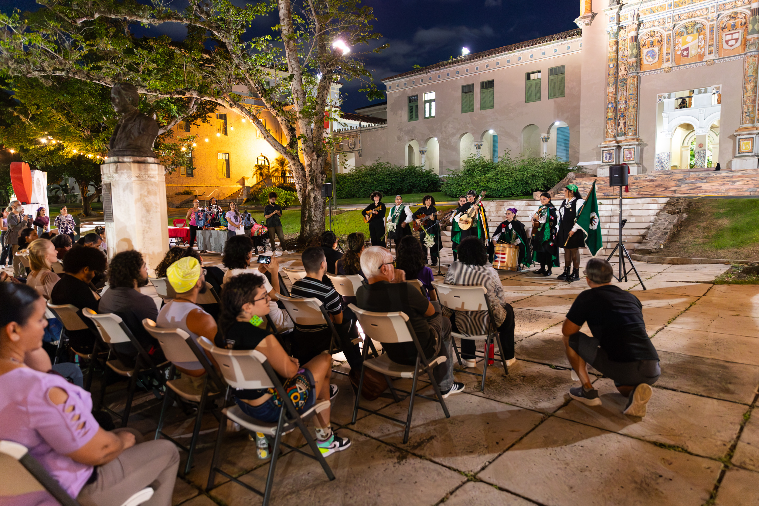 Vigilia organizada frente a la torre del Recinto de Río Piedras, Universidad de Puerto Rico.