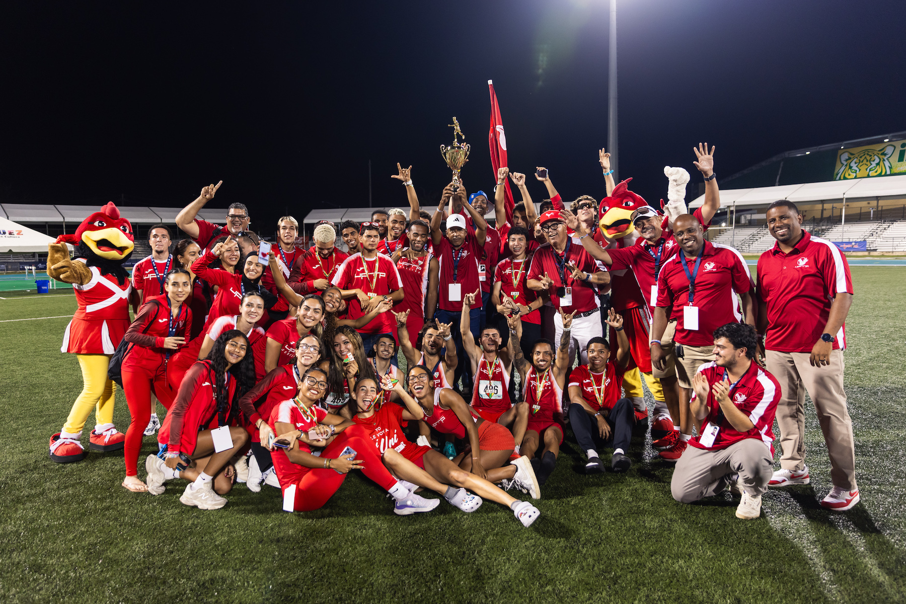 Equipo de atletismo del Recinto de Río Piedras celebra el tercer lugar en la rama masculina en las Justas LAI 2026