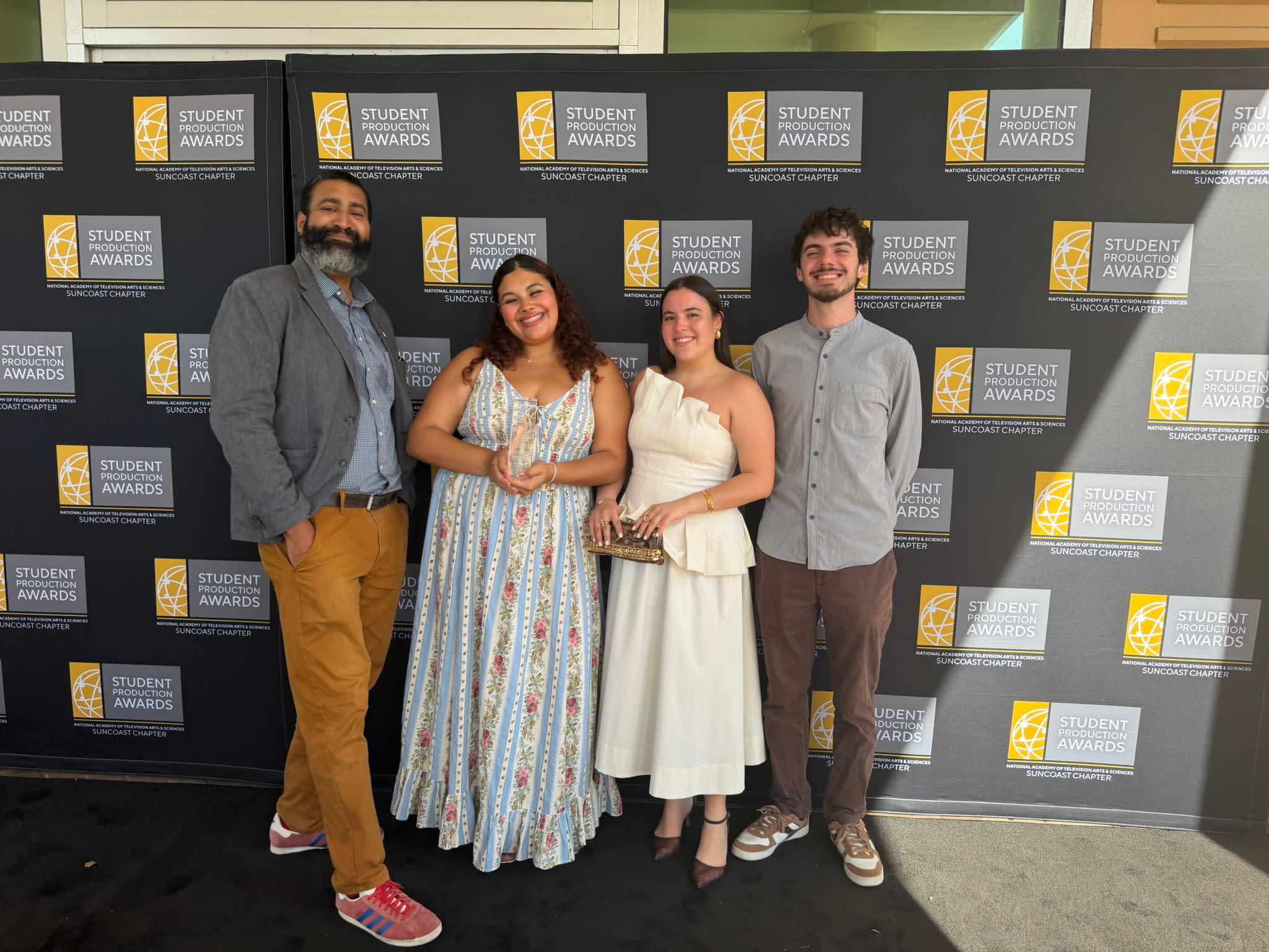 En la foto el profesor Harold J. Leonard Navarro; los estudiantes Lycelis Rivera, Lysmarie Colón y Alfonso Rodríguez