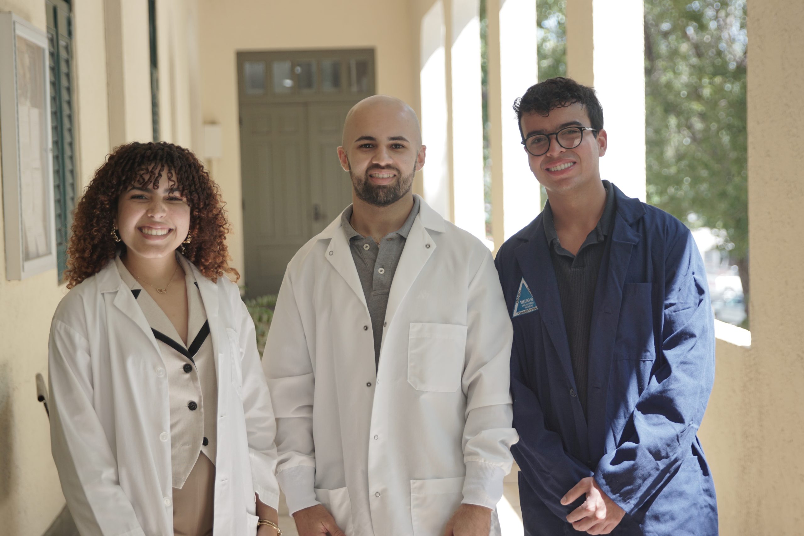 Julienn Torres Rodríguez, Yamil Miranda Negrón y Sebastián Castro RodríguezInvestigación (pepinos de mar) - Foto por Dunamis Acevedo