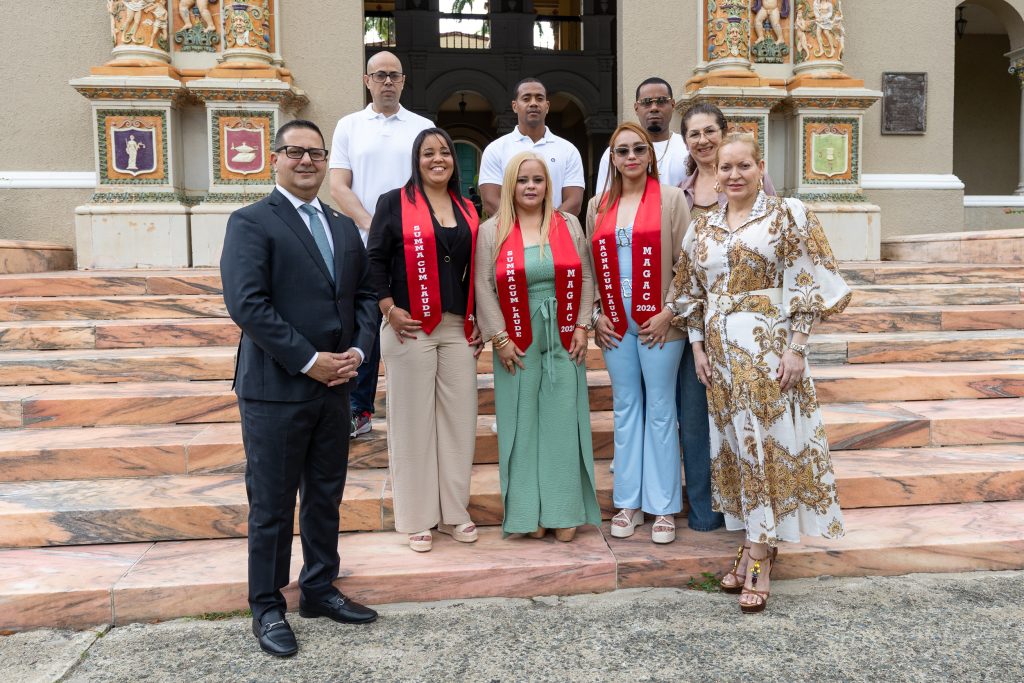 de izquierda a derecha: Lcdo. Francisco Quiñones, secretario DCR; Gadiel Falcón Rodríguez, Sheila Figueroa Suárez, Héctor Andújar Aquino, Omayra Torres Sánchez, Juan Negrón Ayala, Yarelys Rossy Pérez, Javier Rodríguez Rodríguez y Dra. Mayra Charriez Cordero, rectora interina Recinto de Río Piedras de la UPR.