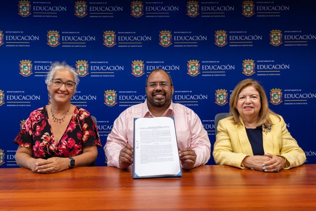 la Dra. Agnes Bosch Irizarry, en representación de la rectora interina del Recinto de Río Piedras UPR; el Lcdo. Eliezer Ramos Parés, secretario de Educación; y la Dra. Ilka Ríos Reyes, presidenta interina de la UPR.