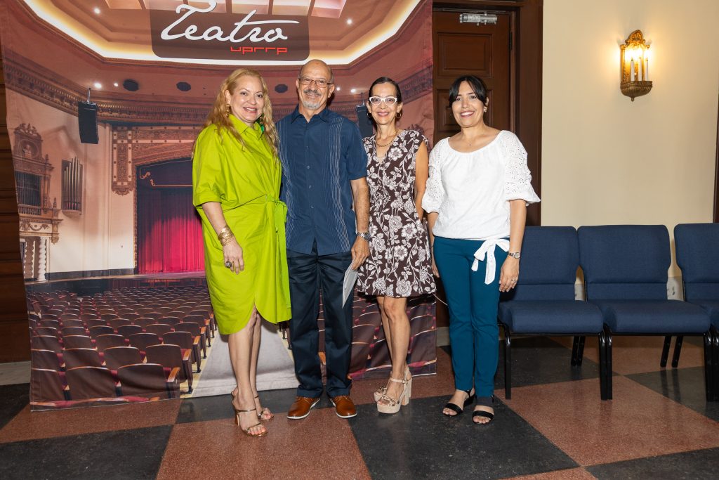 Rectora y decanas junto al Sr. Basilio Rivera