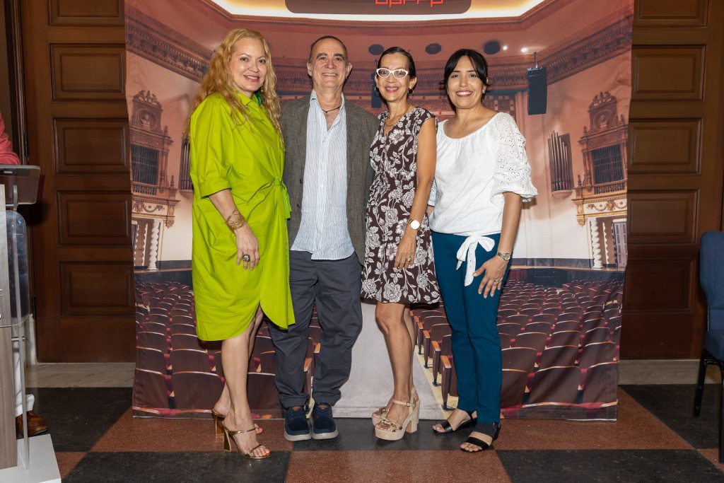 Rectora y decanas junto a empleado jubilado