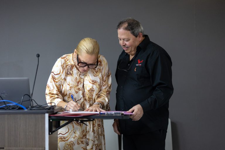 Dra. Mayra B. Charriez Cordero, rectora interina y el Dr. Rafael Marrero, decano FAE