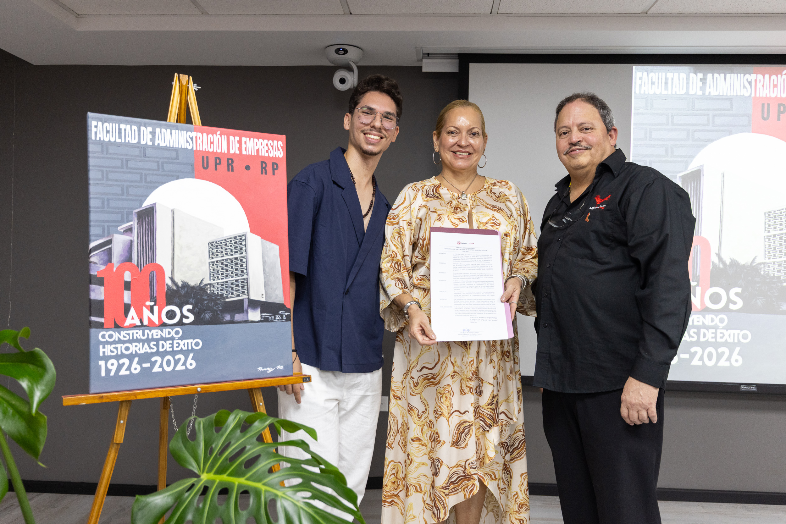 Harry Peña, Dra. Mayra B. Charriez Cordero y Dr. Rafael Marrero