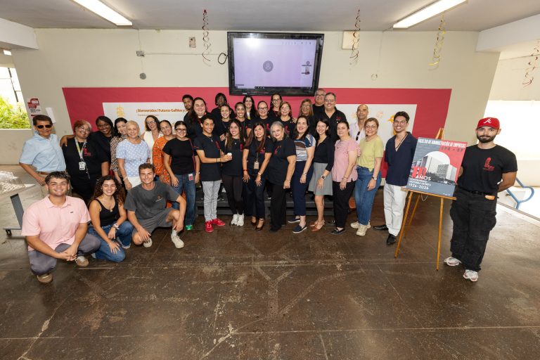 Personal y estudiantes de la Facultad de Administración de Empresas
