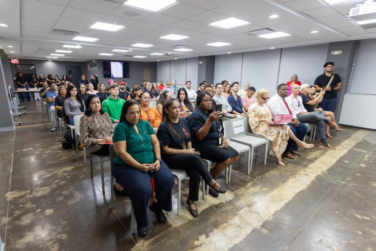 Personal y estudiantes de la Facultad de Administración de Empresas