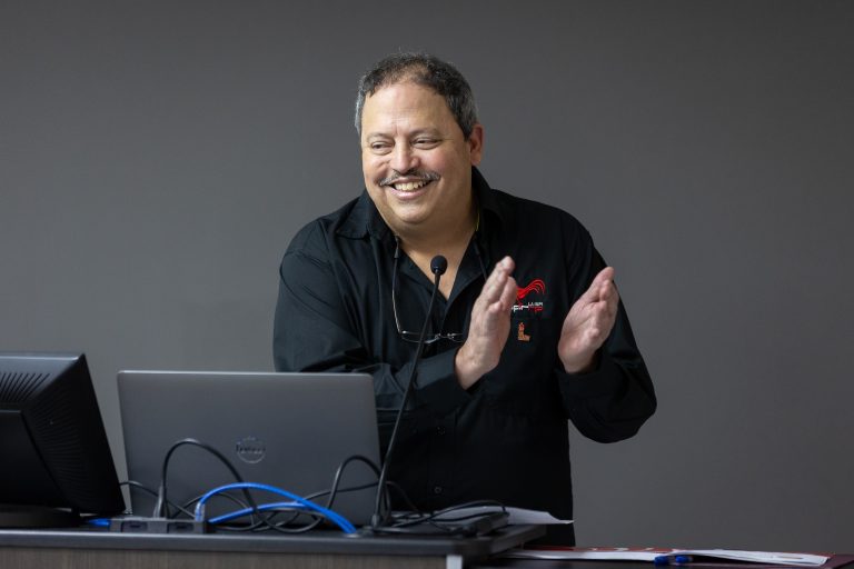 Dr. Rafael Marrero, decano FAE