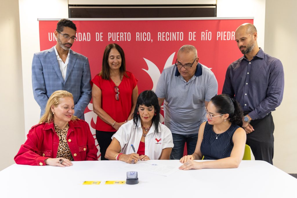 de izquierda a derecha sentados: rectora interina, Dra. Mayra Charriez Cordero: Dra. Gloria Díaz Urbina y Lcda. Cynthia Morales Nieves. De pie: Daniel E. Matos Meléndez, Lourdes Figueras Álvarez, David Alemán González y Néstor E. Álvarez Allende