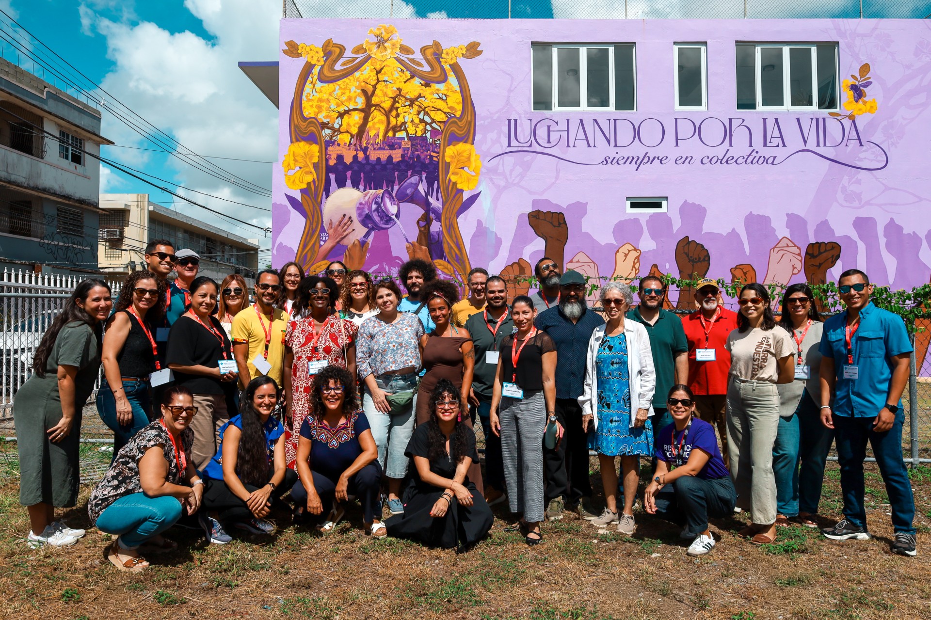 Participantes en el primer Instituto de Verano del Centro de Humanidades Digitales (DH Hub) de la Universidad de Puerto Rico durante su visita a la sede de la Colectiva Feminista en Construcción en Río Piedras.