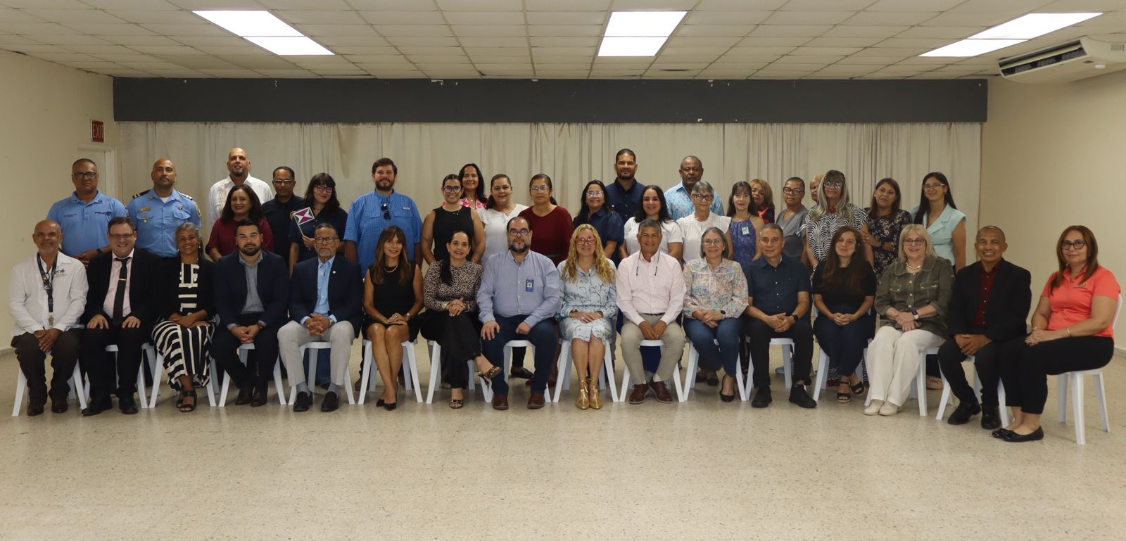 Dra. Mayra Charriez acompañada por el alcalde de Yabucoa Rafael Surillo, representantes del Proyecto OTIA- RESURGE y el liderato comunitario de Yabucoa y la región sur este.