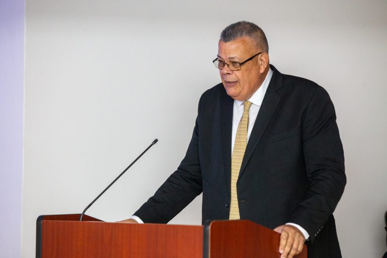 Dr. Robinson Vázquez